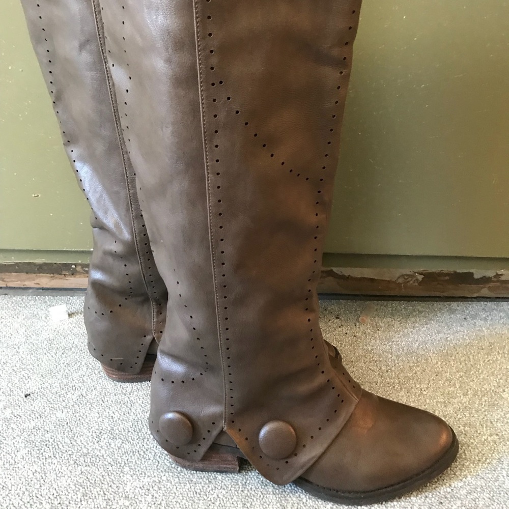 Brown western style boots size 7 1/2.